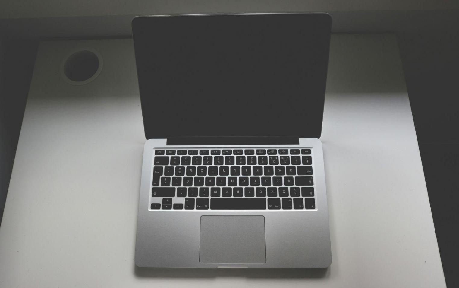 Budgetplanung Arbeitsplatz mit Dokumenten und Laptop