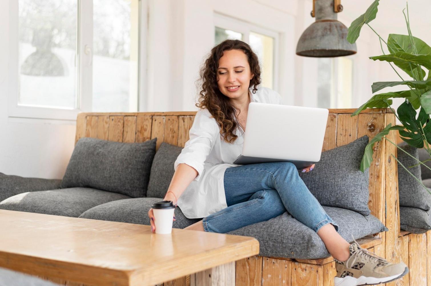 Arbeitsplatz mit Finanzunterlagen und Taschenrechner für Budgetplanung