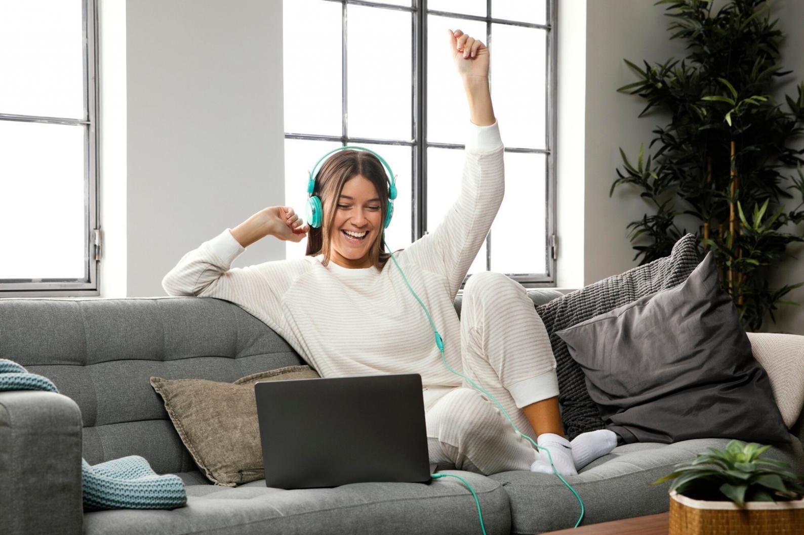 Studierende bei der Projektarbeit an Budget-Analysen