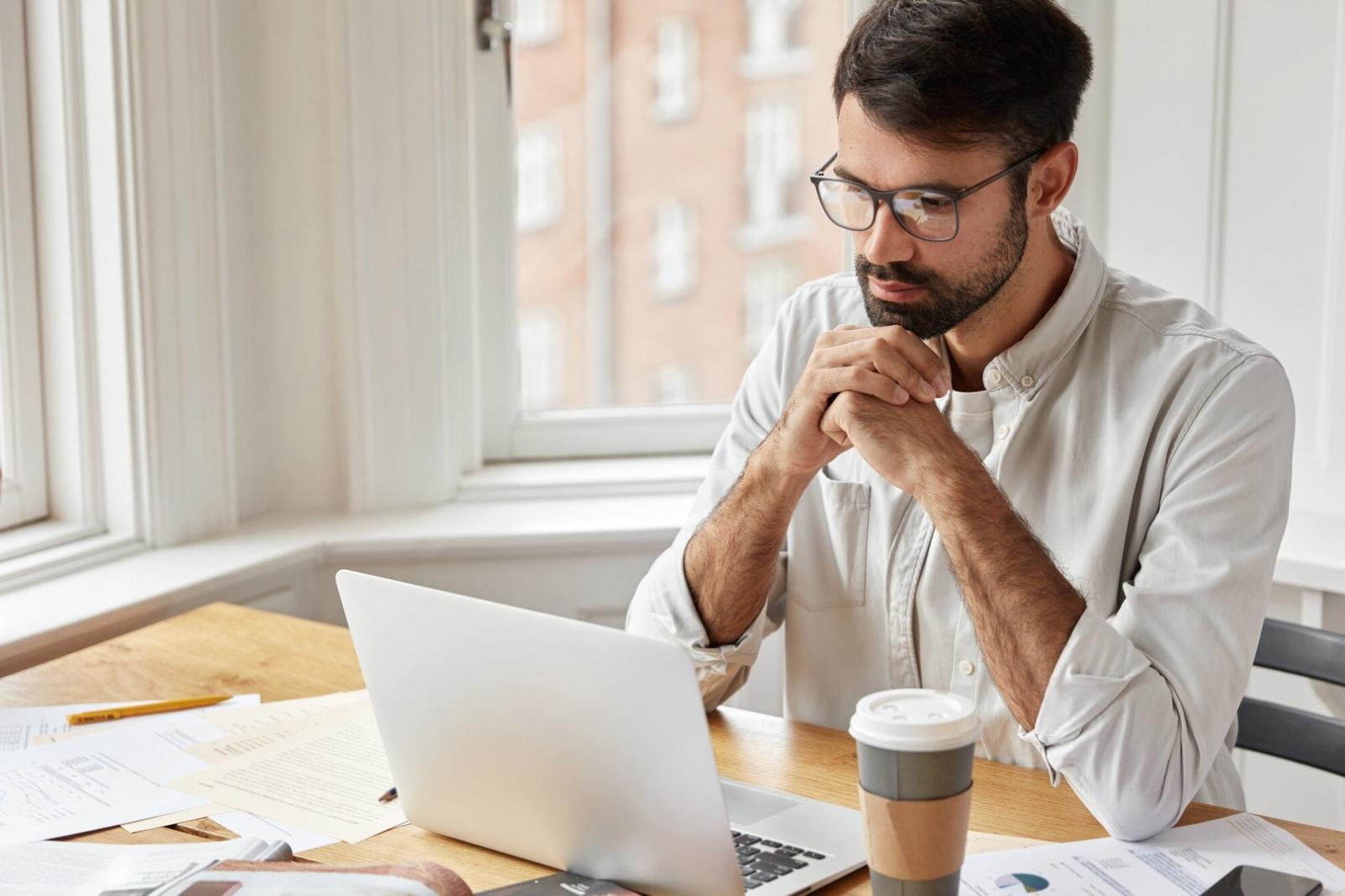 Teilnehmer beim Lernen von Budgetkonsolidierung und Finanzplanung